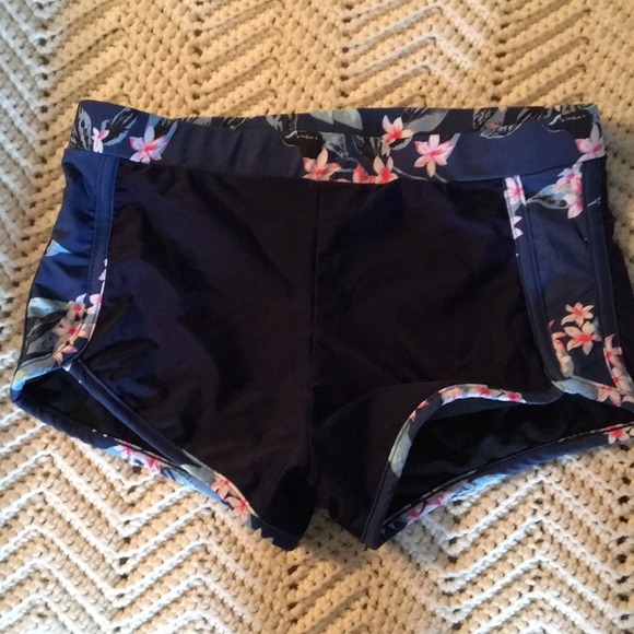 Swimsuit Set - Picture 4 of 6